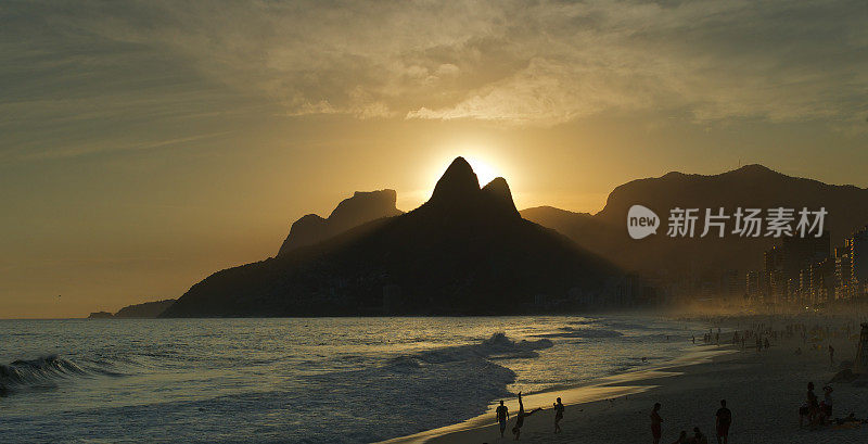 美丽的日落在伊帕内玛海滩，里约热内卢de Janeiro，巴西